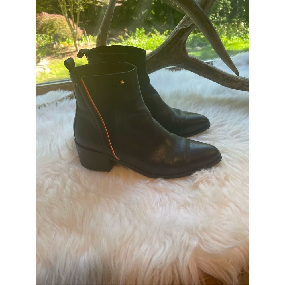 Tommy Hilfiger black leather booties size 8.5